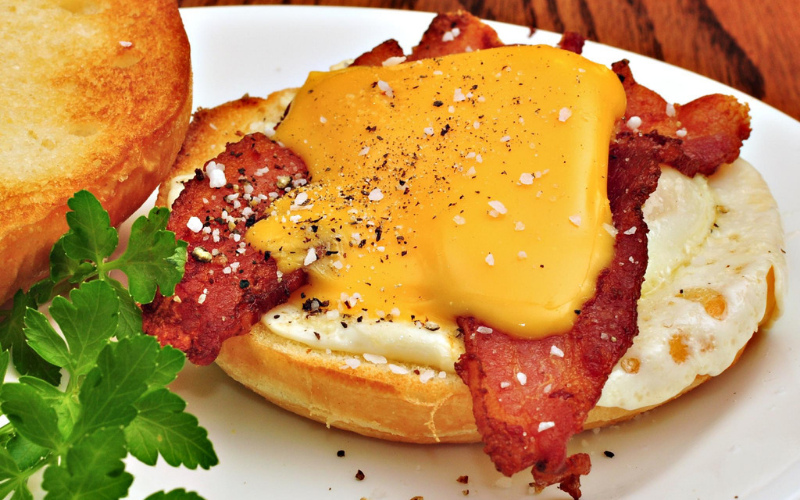 တစ်နေ့ကို Bacon တစ်ချပ်စားရုံနဲ့ အူမကြီးကင်ဆာ ဖြစ်နိုင်ခြေမြင့်တက်နိုင်