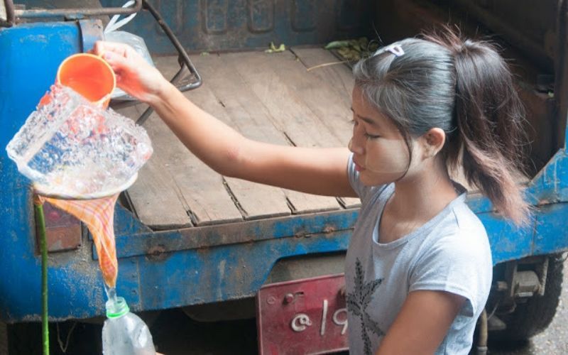 တစ်ချိန်က လမ်းဘေးပလက်ဖောင်းပေါ်မှာ မင်းမူခဲ့သူ