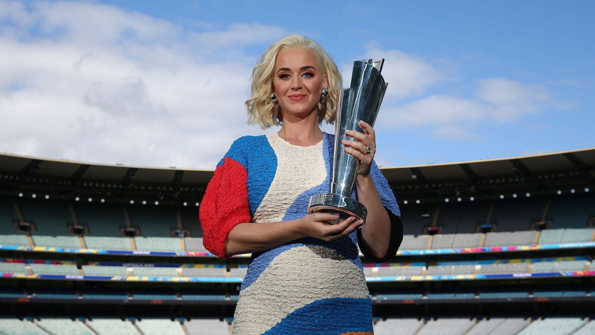 ကမ္ဘာကျော်အဆိုတော်ကေတီပယ်ရီ (Katy Perry ) ကသူမလွယ်ထားတဲ့ရင်သွေးလေးနဲ့အတူဘာတွေလုပ်နေလဲ