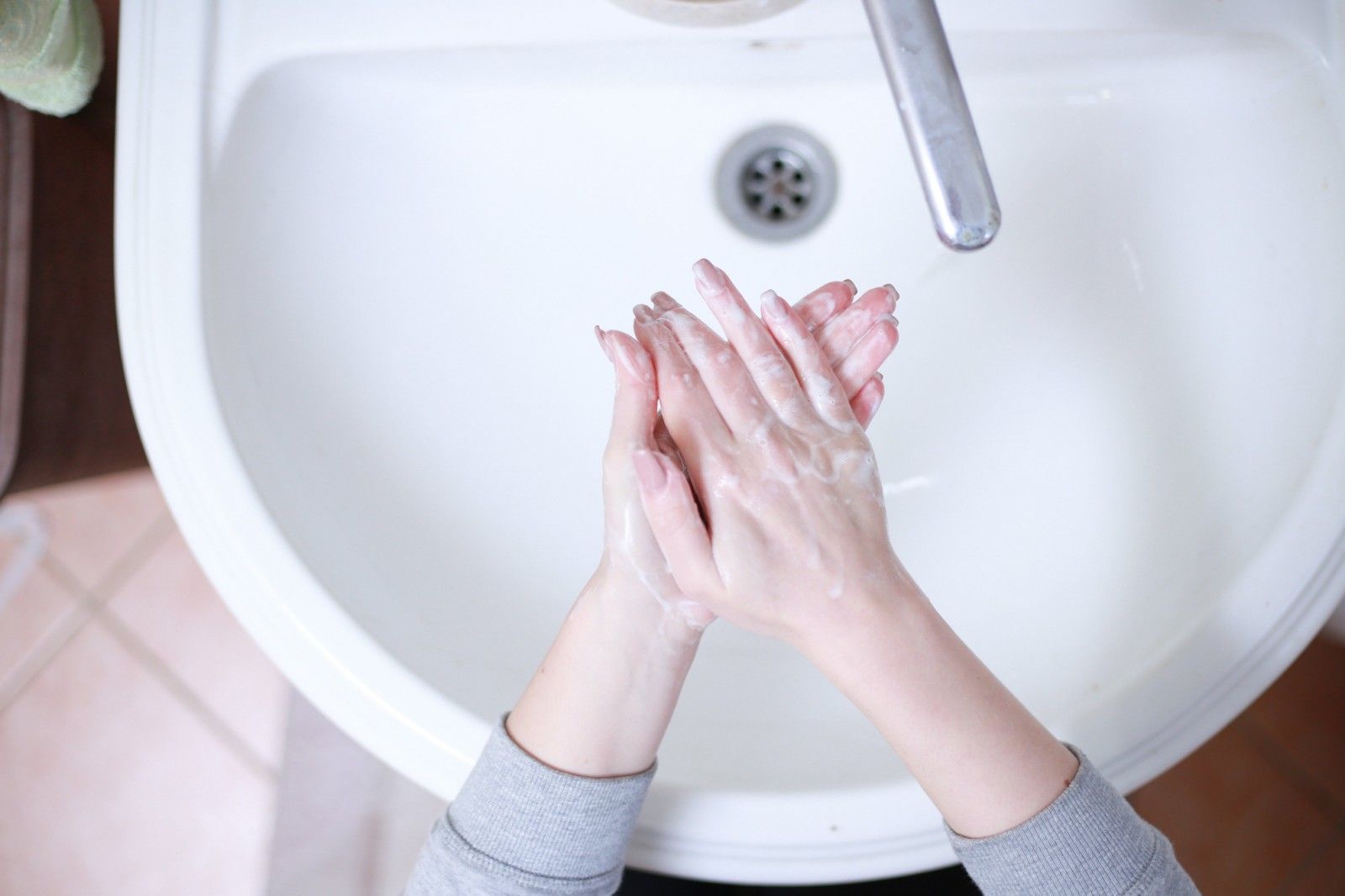 လက်တွေခနခနဆေးရ Hand Sanitizer တွေ ခနခန သုံးရလွန်းလို့ ခြောက်သွေ့ကွဲအက်ခြင်းကနေ ဘယ်လို ကာကွယ်မလဲ