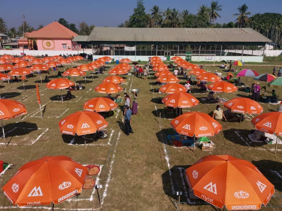 ပူပြင်းသည့်ရာသီဥတုဒဏ်ကို ကာကွယ်ပေးရန်နှင့် နိုင်ငံတစ်ဝှမ်း social distancing အလေ့အကျင့်ကောင်းများကို ကျင့်သုံးနိုင်ရန် Mytel မှ ထီးများဖြင့် အားပေးကူညီပေးလျက်ရှိ