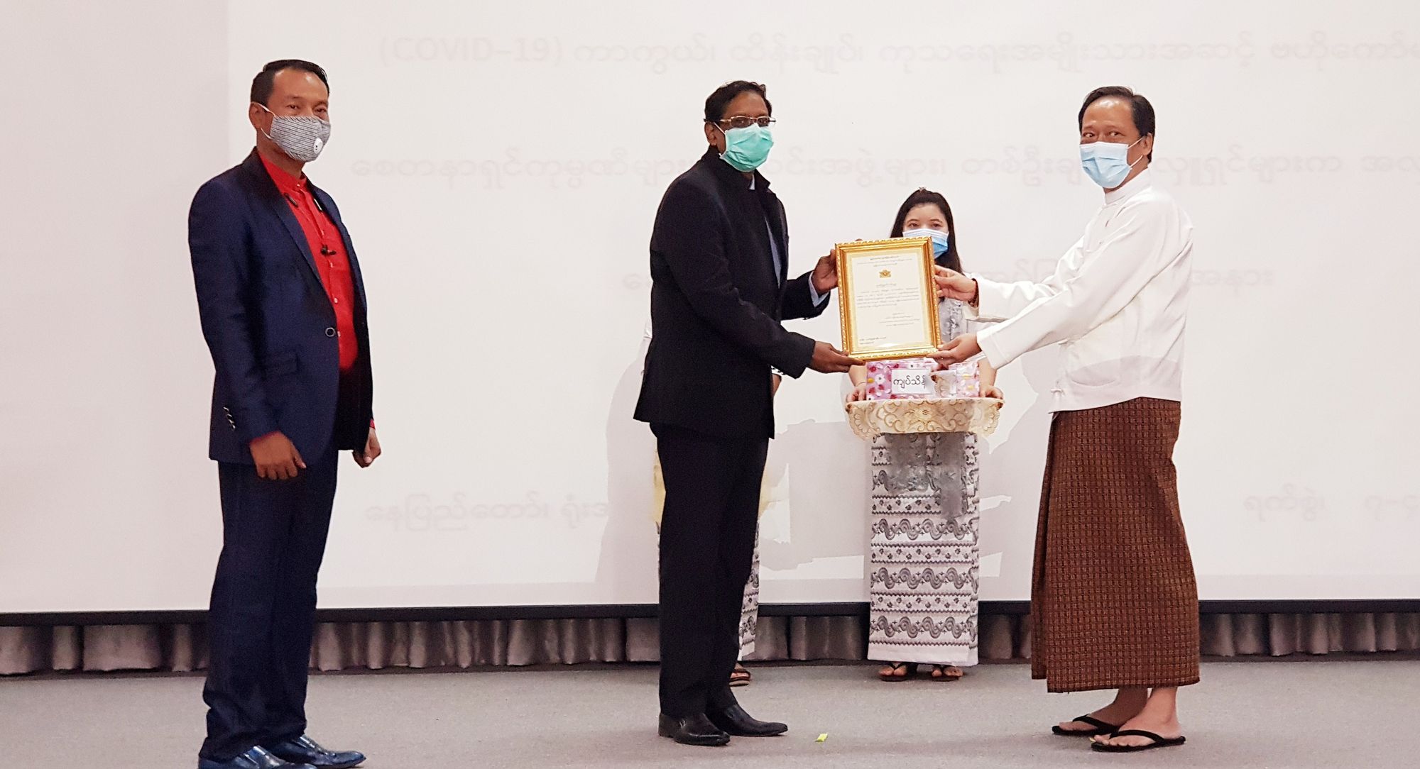 မြန်မာနိုင်ငံတော်အစိုးရ၏ ကိုဗစ် ၁၉  ကာကွယ်၊ ထိန်းချုပ်ကုသရေးလုပ်ငန်းများကို အထောက်အကူပြုရန် ကျပ်ငွေ ၂၂၀၀ သိန်းတန်ဖိုးရှိ သန့်ရှင်းရေးဆိုင်ရာပစ္စည်းများကို ယူနီလီဗာက လှူဒါန်း