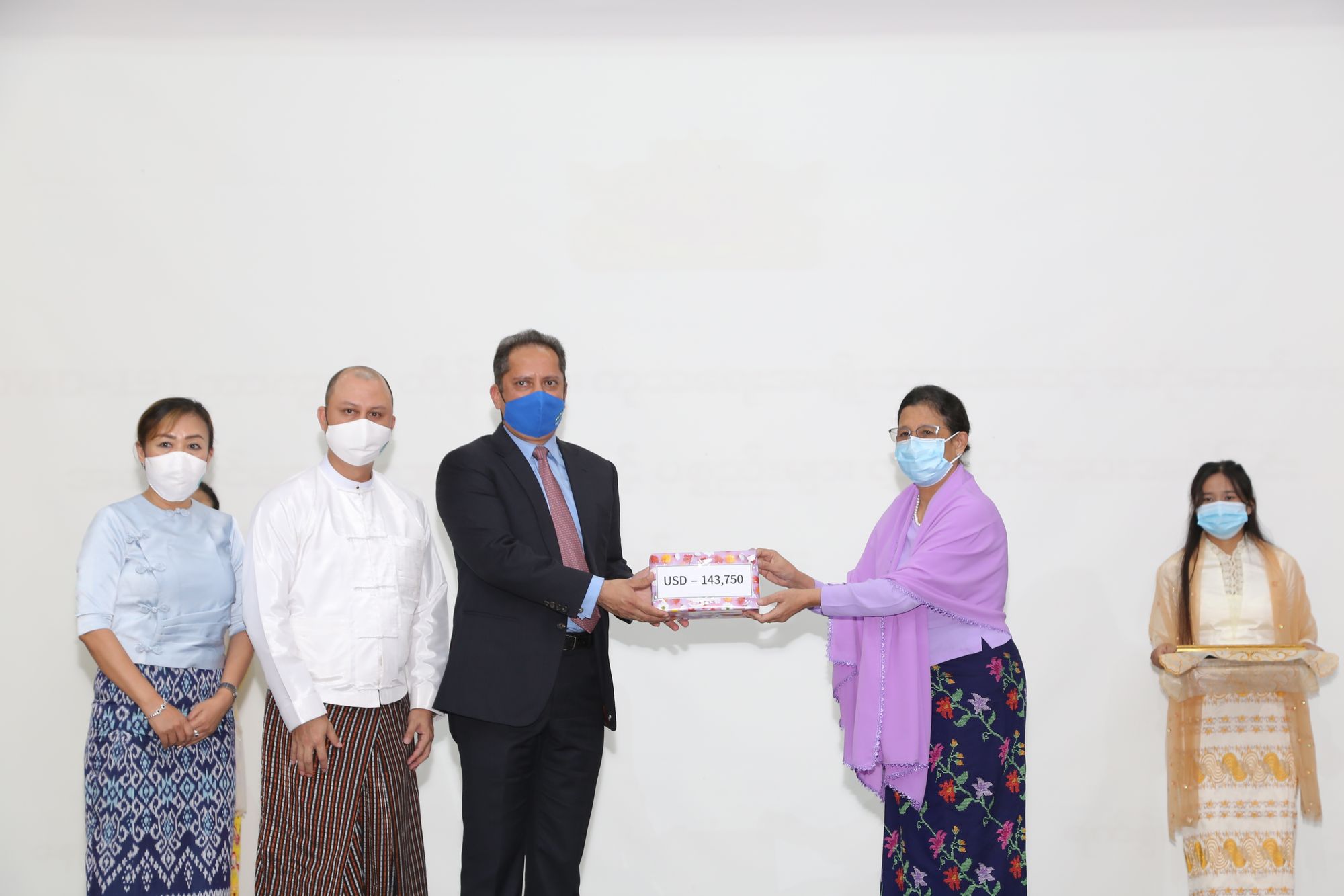 Mega Lifesciences Ltd နှင့် ဝန်ထမ်း များစုပေါင်း၍ ငွေကျပ် သိန်း (၂၂၅၀) တန်ဖိုး ရှိ Covid ကုသရေး အထောက်အကူပြု ပစ္စည်းများ နှင့် ကိုယ်ခံအားမြှင့်တင်ရန် Nat C ( Vitamin C 1000 mg ) ဆေးဗူး - ၃၅၀၀ ဗူး ( တန်ဖိုးငွေကျပ် - ၂၆၄ သိန်း ) တို့အား လှူဒါန်း