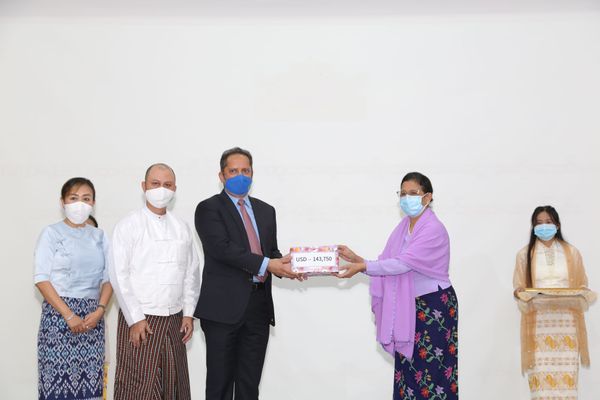 Mega Lifesciences Ltd နှင့် ဝန်ထမ်း များစုပေါင်း၍ ငွေကျပ် သိန်း (၂၂၅၀) တန်ဖိုး ရှိ Covid ကုသရေး အထောက်အကူပြု ပစ္စည်းများ နှင့် ကိုယ်ခံအားမြှင့်တင်ရန် Nat C ( Vitamin C 1000 mg ) ဆေးဗူး - ၃၅၀၀ ဗူး ( တန်ဖိုးငွေကျပ် - ၂၆၄ သိန်း ) တို့အား လှူဒါန်း
